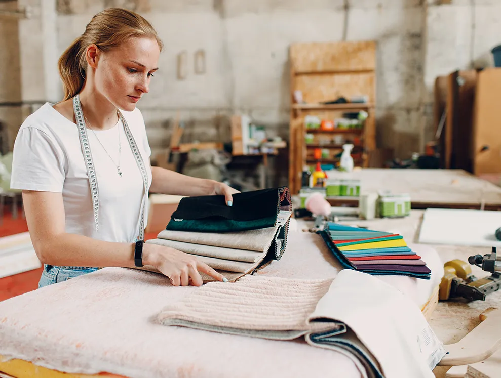 Una empleada buscado telas para tapizar un sofá