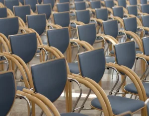 Conjunto de sillas para auditorio pequeño tapizadas con tela de algodón por Tapiceros en Madrid