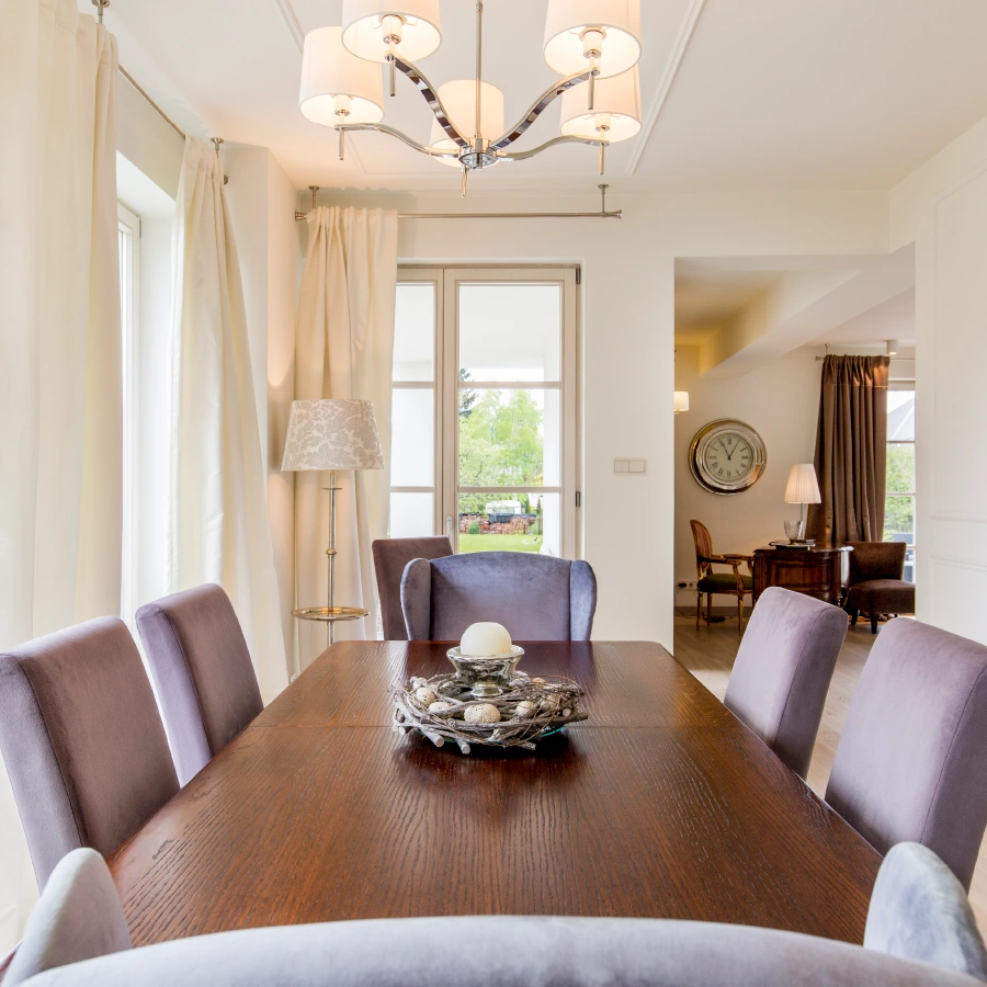Un comedor estupendo con las Sillas recién tapizadas